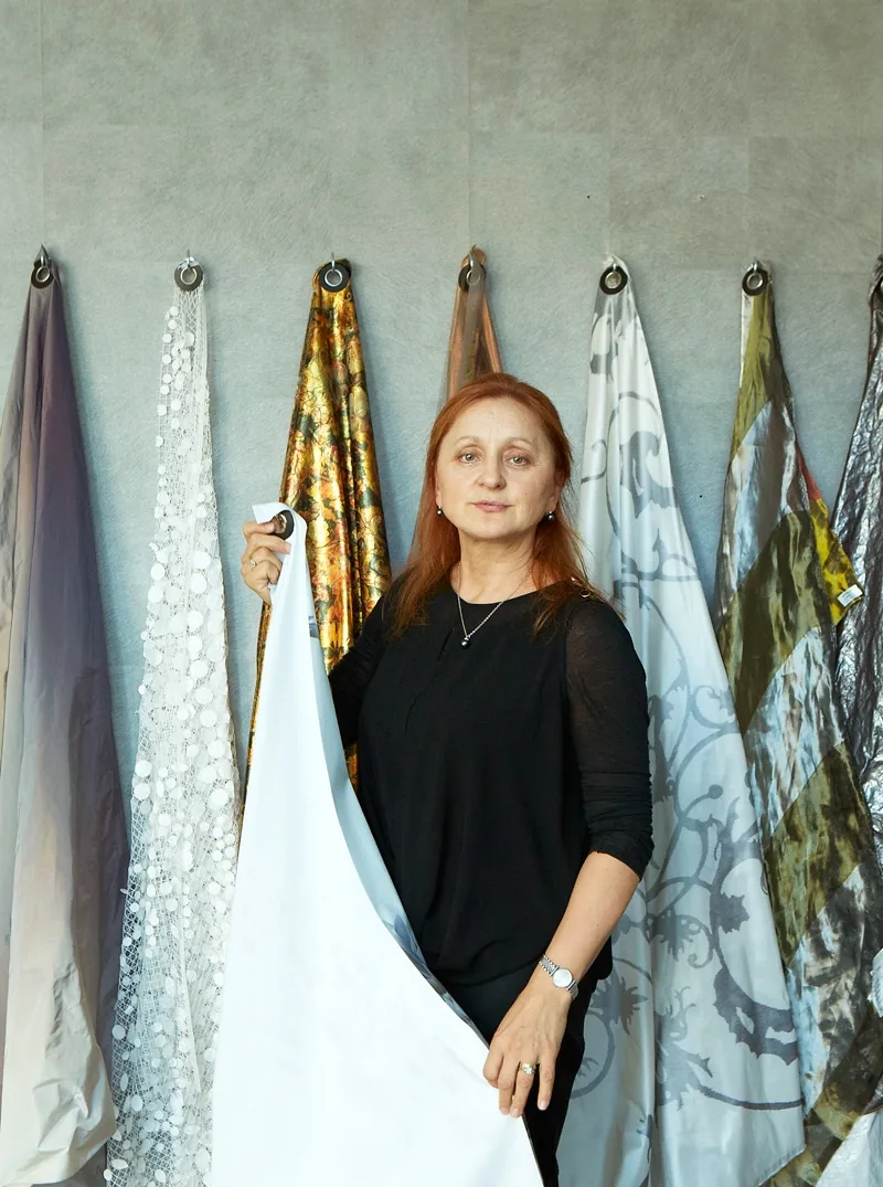 Designérka mezi vzorky látek